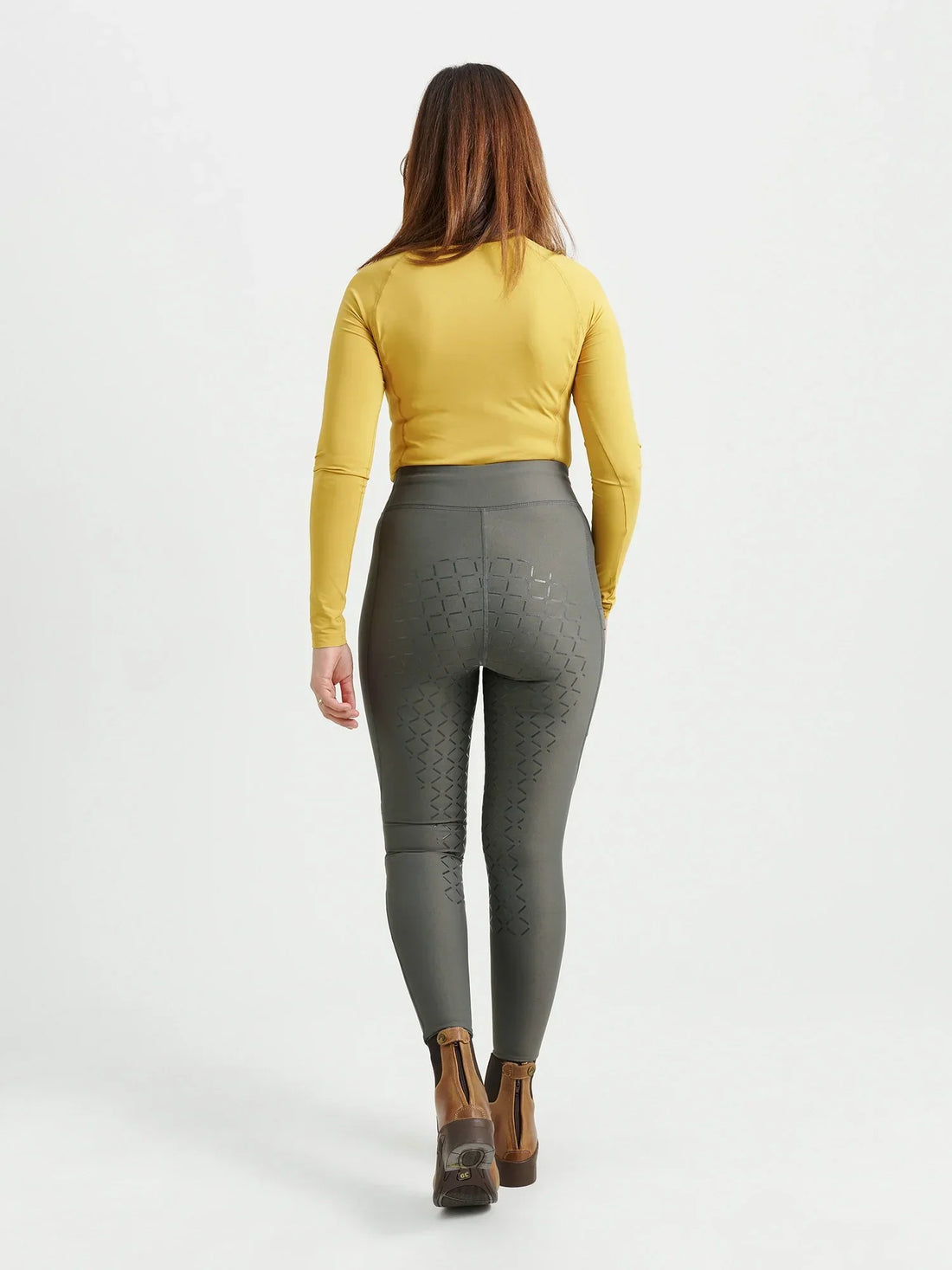 Supersköna helskodda ridtights med silikon för bra grepp, tillverkade av kompressionsmaterial med fyrvägsstretch, som andas och är anti see-through. Innehåller en praktisk mobilficka och bred linning.