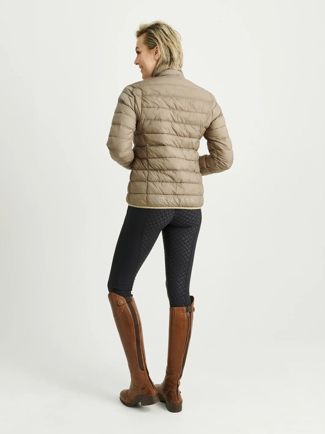 Lena lättviktsjacka i syntetfyllning med Bionic Finish ECO, tvåvägsdragkedja och tre dragkedjeförsedda fickor. Perfekt för ridning och stall.