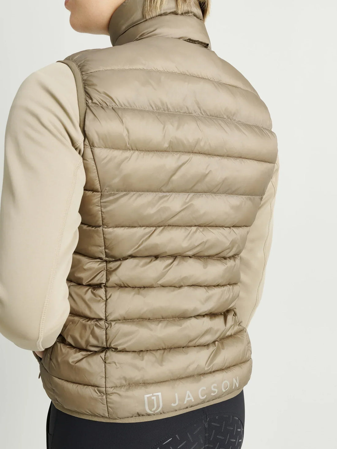 Lena ridsportväst med dunliknande syntetfyllning, Bionic Finish ECO och praktiska dragkedjefickor. Perfekt för ridning och stall.