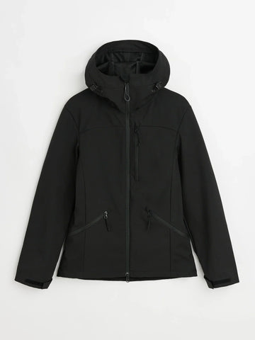 Softshelljacka Berit, tillverkad av 100% återvunnen polyester, med justerbar huva och förböjda ärmar. Vattenavvisande, vindtät och perfekt för aktiva ryttare.