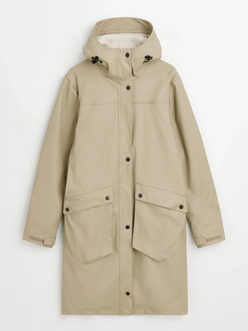 Regnkappan Barbro, fleecefodrad med svetsade sömmar, justerbar huva och stora fickor. Perfekt för regniga dagar och hög komfort.