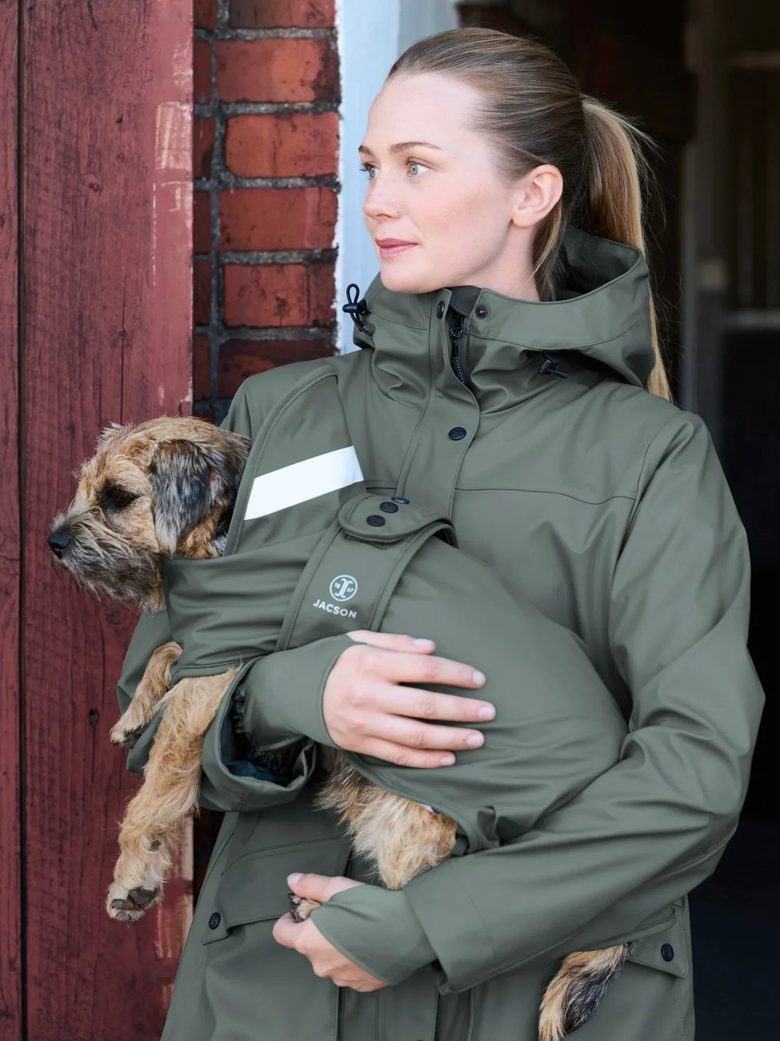 Vattentät regnkappa i PU-material med huva, fleecefoder och öppningsbart ridsprund. Utrustad med reflexdetaljer och lycramuddar med tumhål.