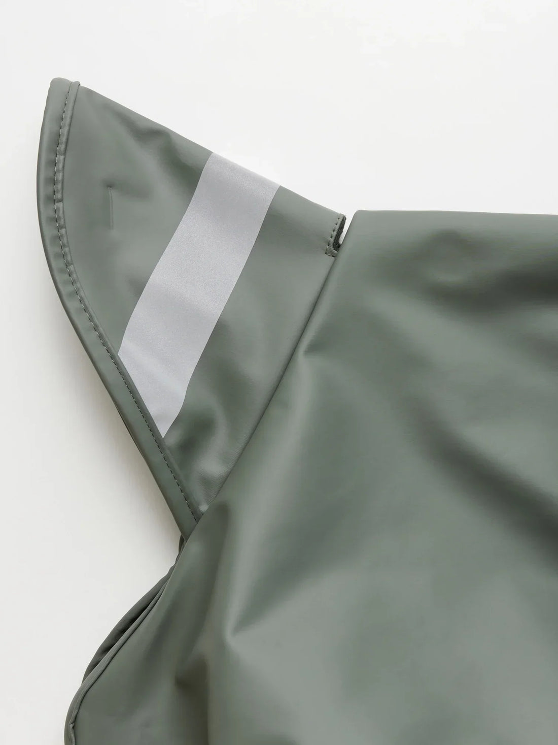 Vattentätt hundtäcke med fleecefoder, kardborrestängning och justerbara bensnören, designat för komfort och skydd i alla väder.