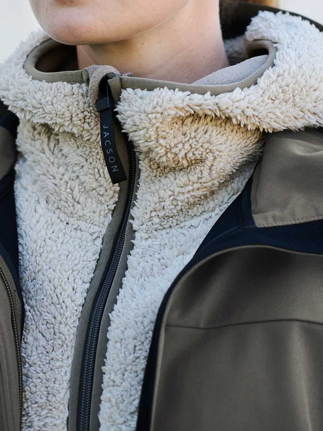 Oversized teddyjacka i mjukt teddyfleece med microfleece-insida, stor huva, tvåvägsdragkedja och praktiska fickor för stil och komfort i stallet.