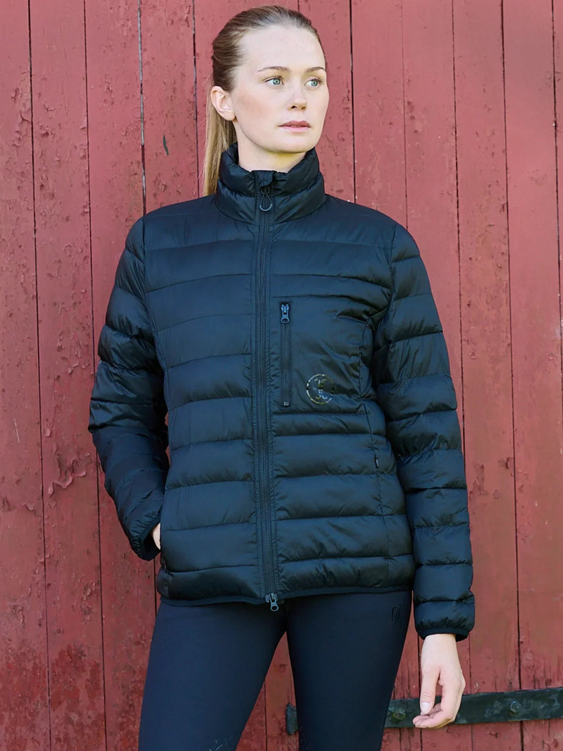 Ridsportjacka Lena i lättvikt med dunliknande syntetfyllning, Bionic Finish ECO och tre fickor för praktisk användning under ridning och stallsysslor.