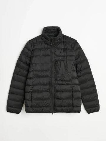 Ridsportjacka Lena i lättvikt med dunliknande syntetfyllning, Bionic Finish ECO och tre fickor för praktisk användning under ridning och stallsysslor.