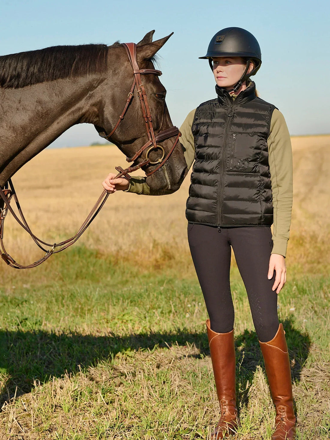 Ridsportväst Lena med dunliknande syntetfyllning och Bionic Finish ECO, tvåvägsdragkedja och tre fickor, perfekt för ridsportaktiviteter.
