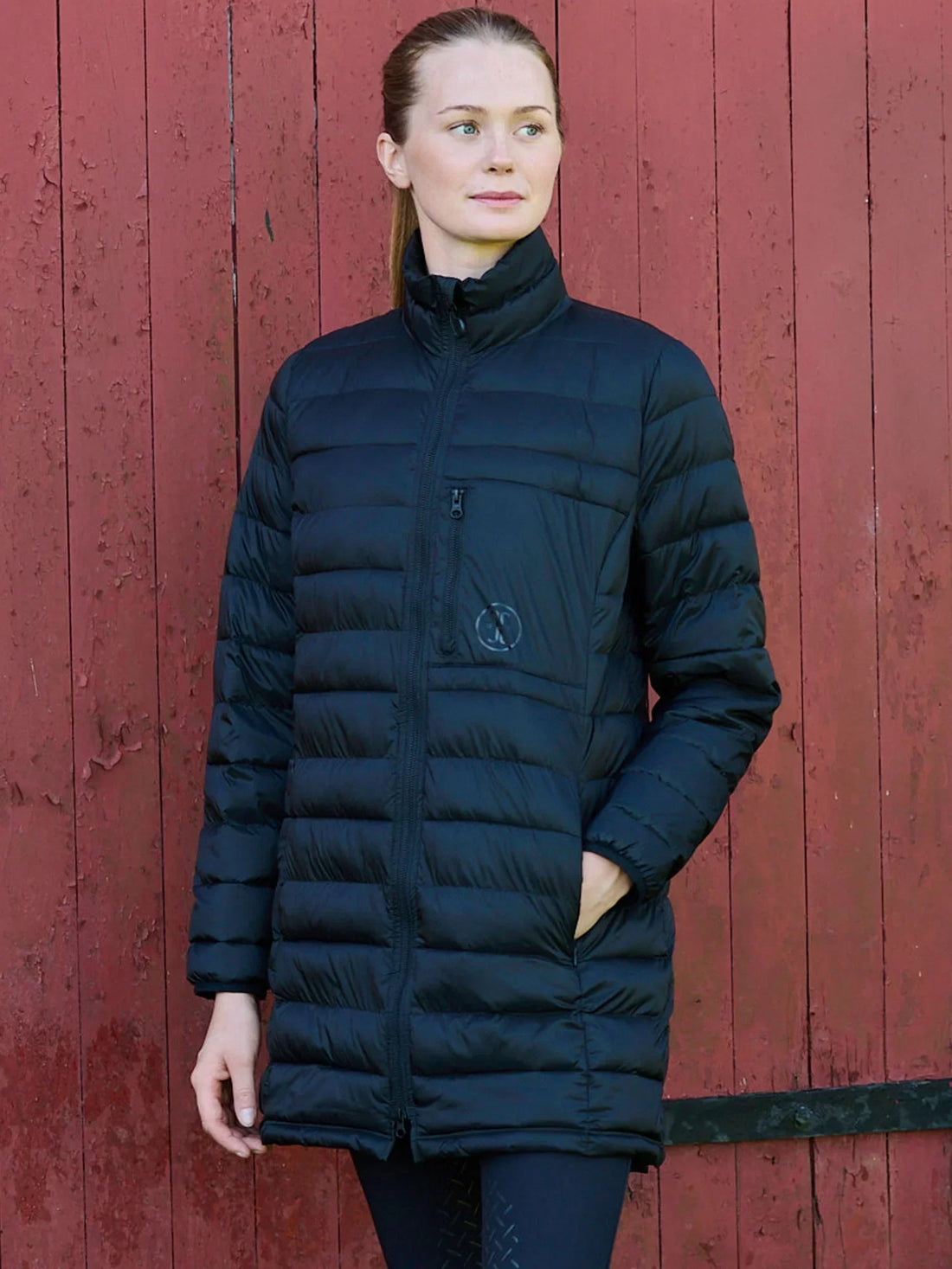 Lättviktsjacka för ryttare med dunliknande syntetisk fyllning, dolda tryckknappar och ridsprund, idealisk för stallsysslor och ridning.