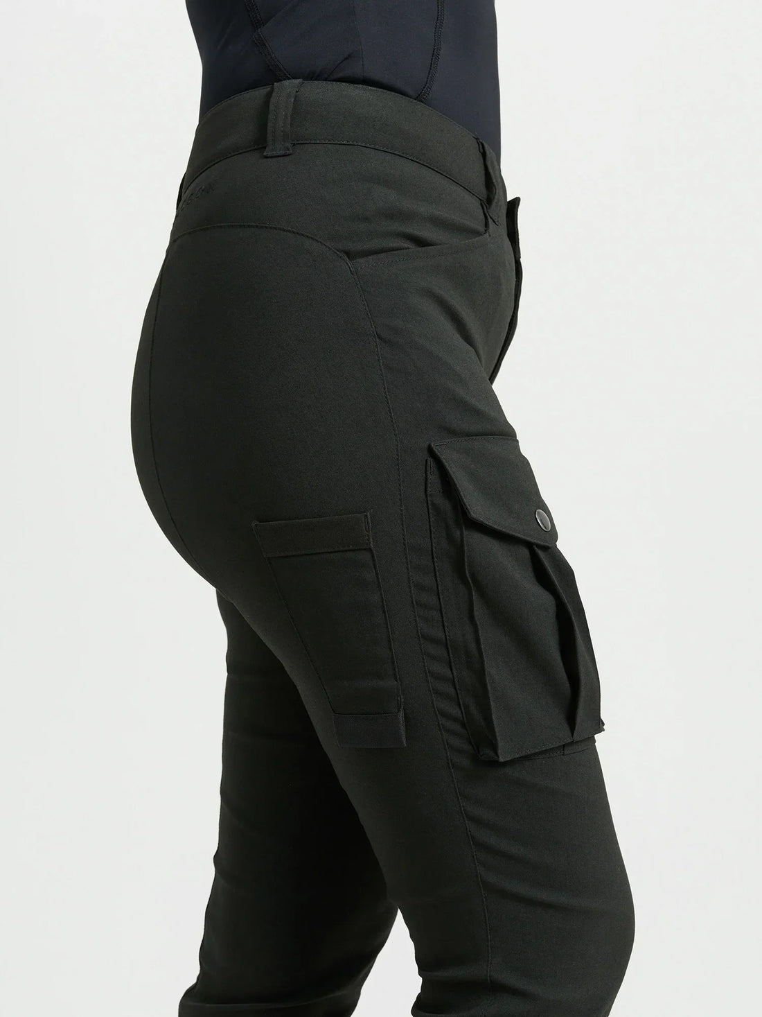 Majken stallbyxor med högt skuren midja, praktiska fickor och avsmalnande ben med resår, tillverkade av Oeko-Tex-certifierat stretchmaterial.