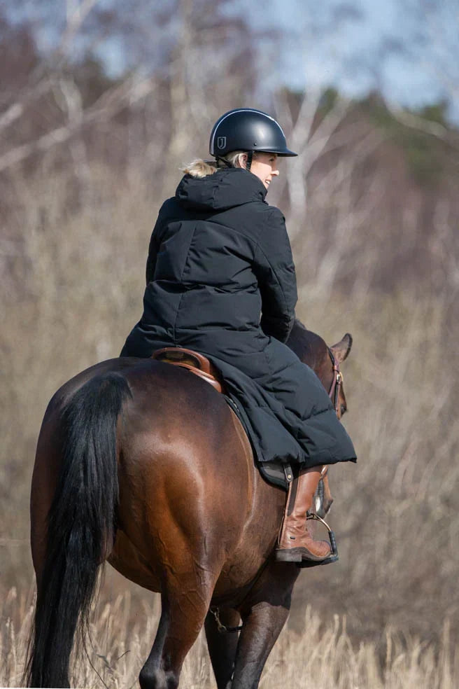 Vinterkappa Rakel, hellång med dunliknande syntetfyllning, vattenavvisande, stor huva, och tvåvägsdragkedja, idealisk för ryttare och stallarbete.