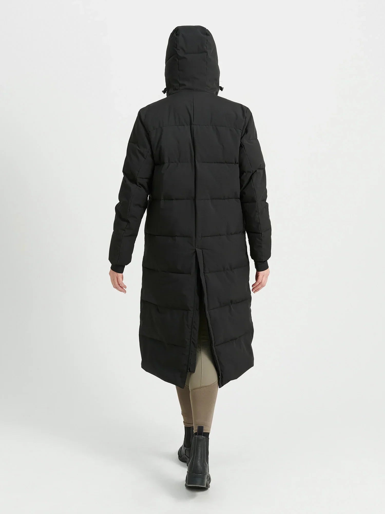 Vinterkappa Rakel, hellång med dunliknande syntetfyllning, vattenavvisande, stor huva, och tvåvägsdragkedja, idealisk för ryttare och stallarbete.