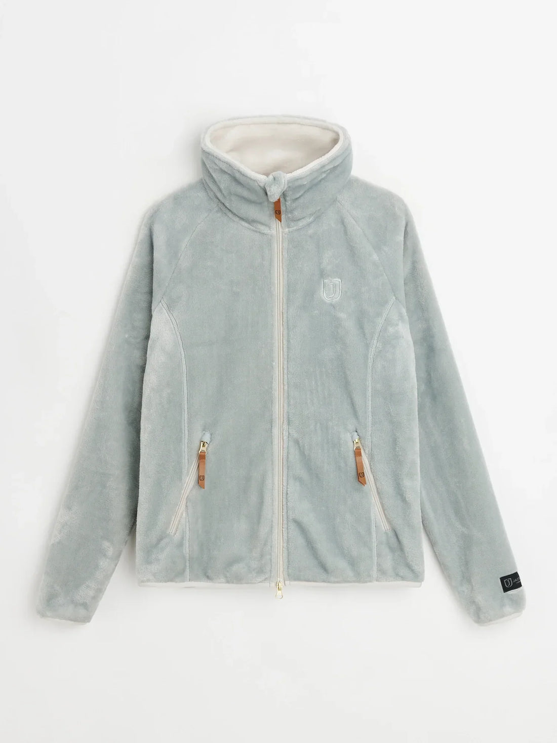 Jacson Dagmar-jacka i mjukt softpile-material med hög krage, tvåvägsdragkedja och dragkedjefickor. Finns i flera färger, idealisk för stall och utomhusbruk.