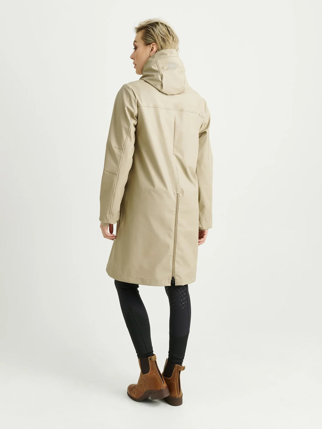 Regnkappan Barbro, fleecefodrad med svetsade sömmar, justerbar huva och stora fickor. Perfekt för regniga dagar och hög komfort.