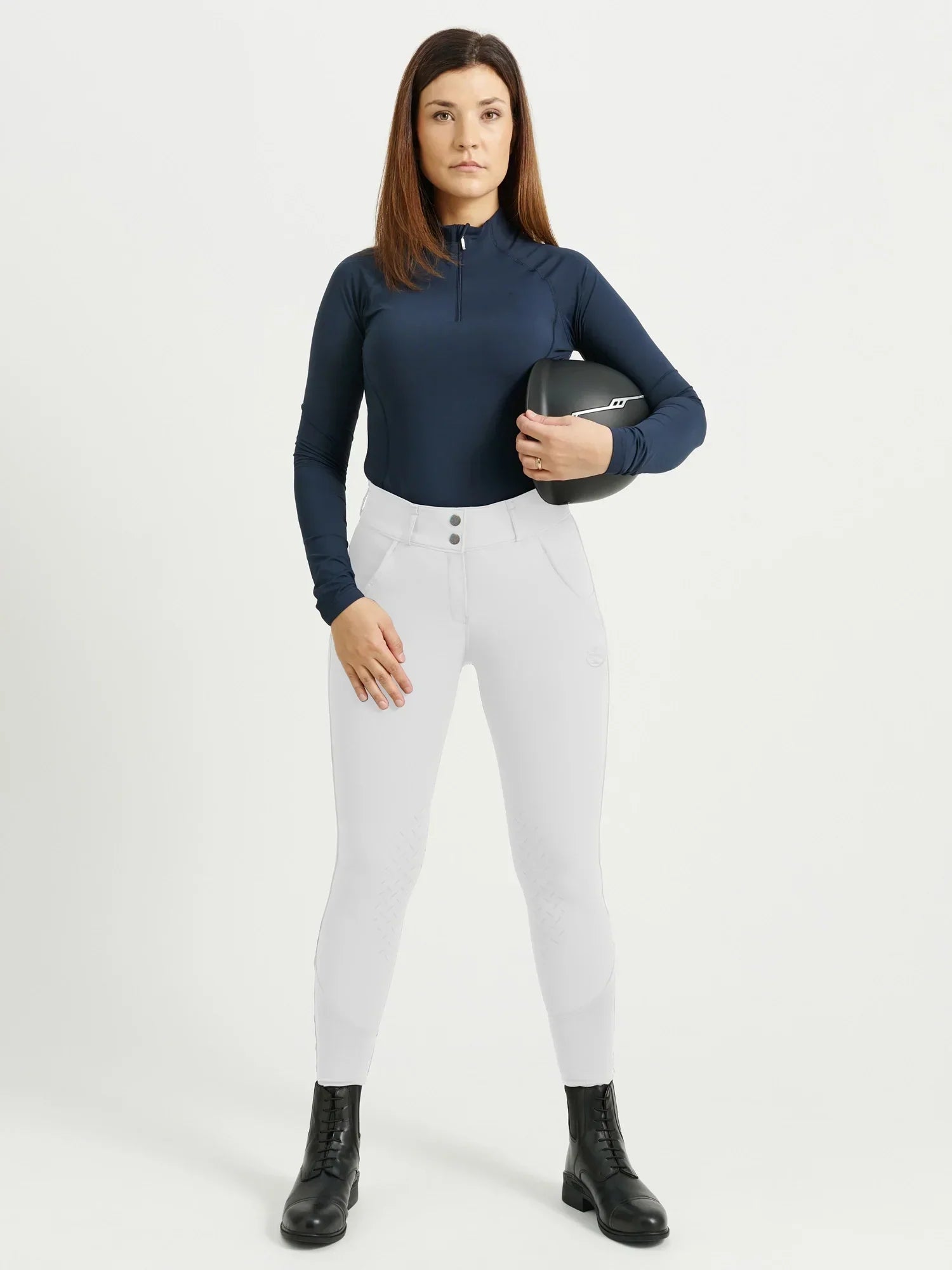 Rigmor ridbyxa med silikongrepp vid knäna, slim fit-passform och vattenavvisande material. Snabbtorkande och UV-skyddad, tillgänglig i fyra färger.