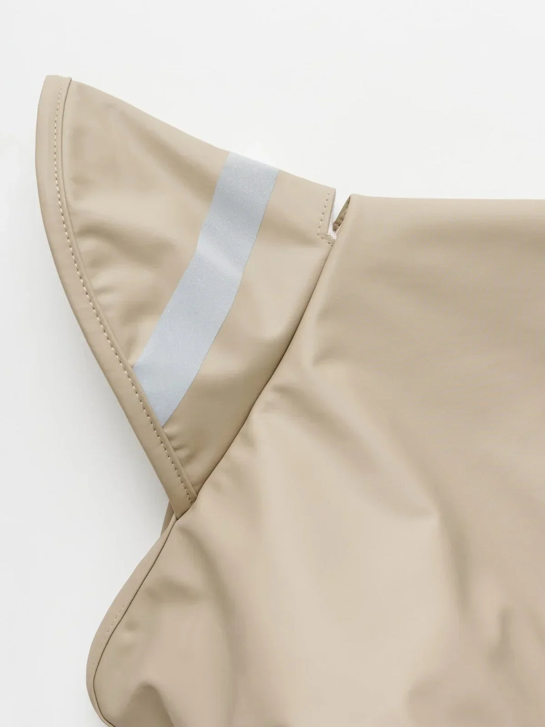 Vattentätt hundtäcke i mjukt material med fleecefoder, kardborrestängning och reflekterande detaljer.